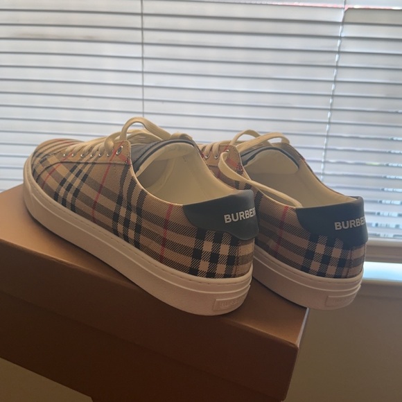 Fit me small they are a size 13 but fit a size 11 or 12 - Picture 2 of 6